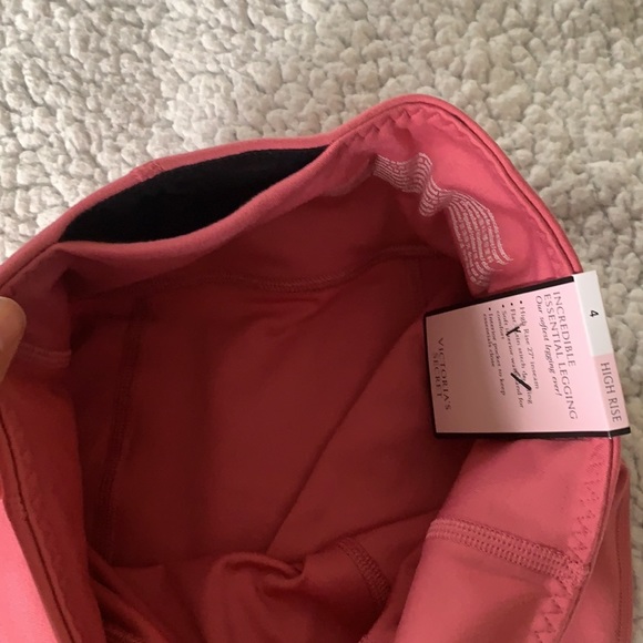 NWT! VS incredible essential legging - Picture 8 of 11